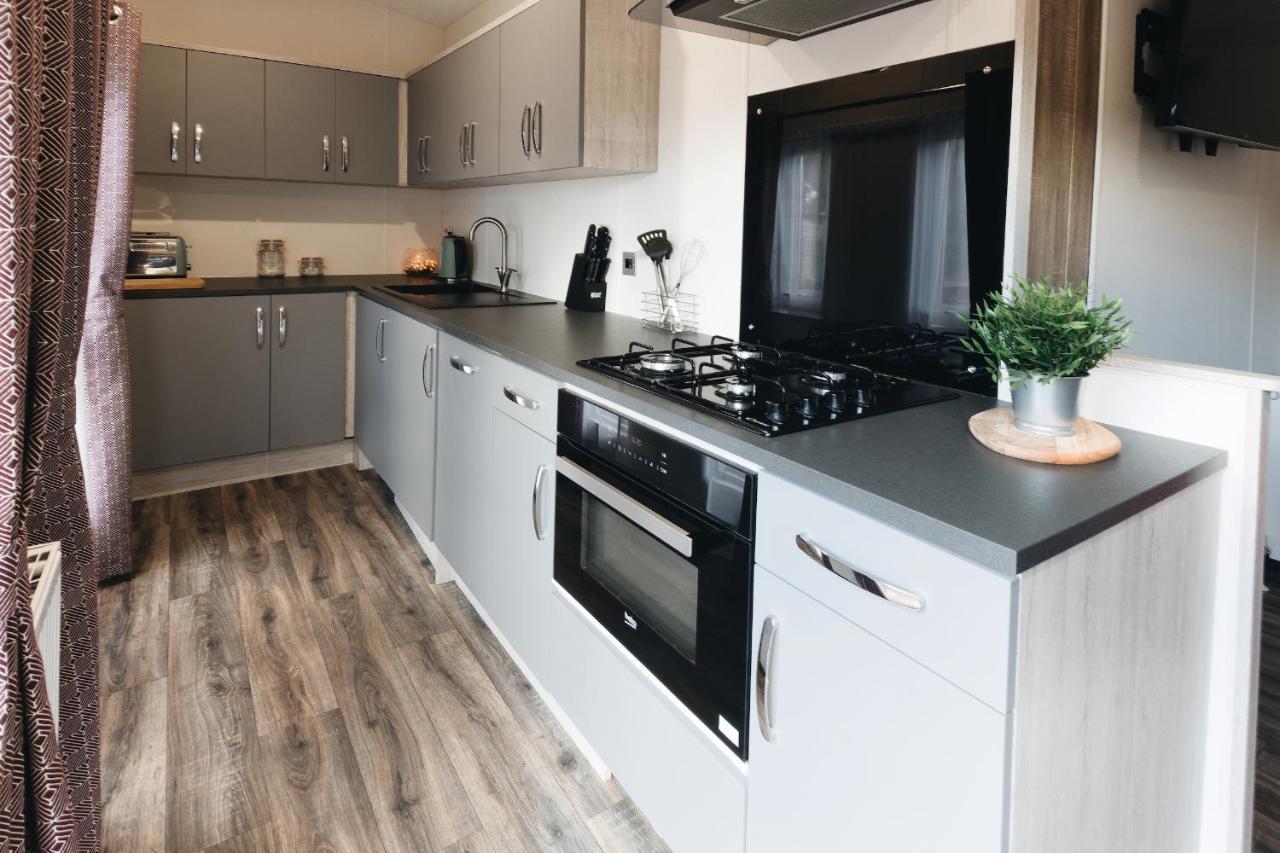 Lodge Black Bull Retreat, Barmston With Private Hot Tubs *